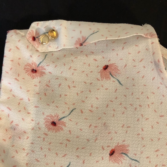 Dainty flowered Iris Top XO - Picture 2 of 7